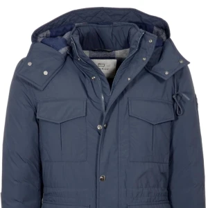 Woolrich fieldjacket jacka - En woolrich fieldjacket som är en jacka material inuti alltså inte bara ett tjockt tyg som fieldjackets. Väldigt varm till vintern