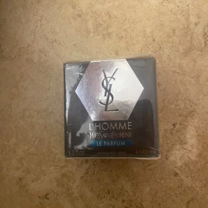 YSL L'Homme Le Parfum 40ml - YSL L'Homme Le Parfum, 40ml. Ingredienser: alcohol, aqua/water, parfum/fragrance, limonene, linalool, butyl methoxydibenzoylmethane, coumarin, geraniol, benzyl salicylate, citral, benzyl alcohol, alpha-isomethyl ionone, citronellol, isoeugenol, CI 60730, CI 19140, CI 42090. Snygg och modern parfym för dig som vill sticka ut.
