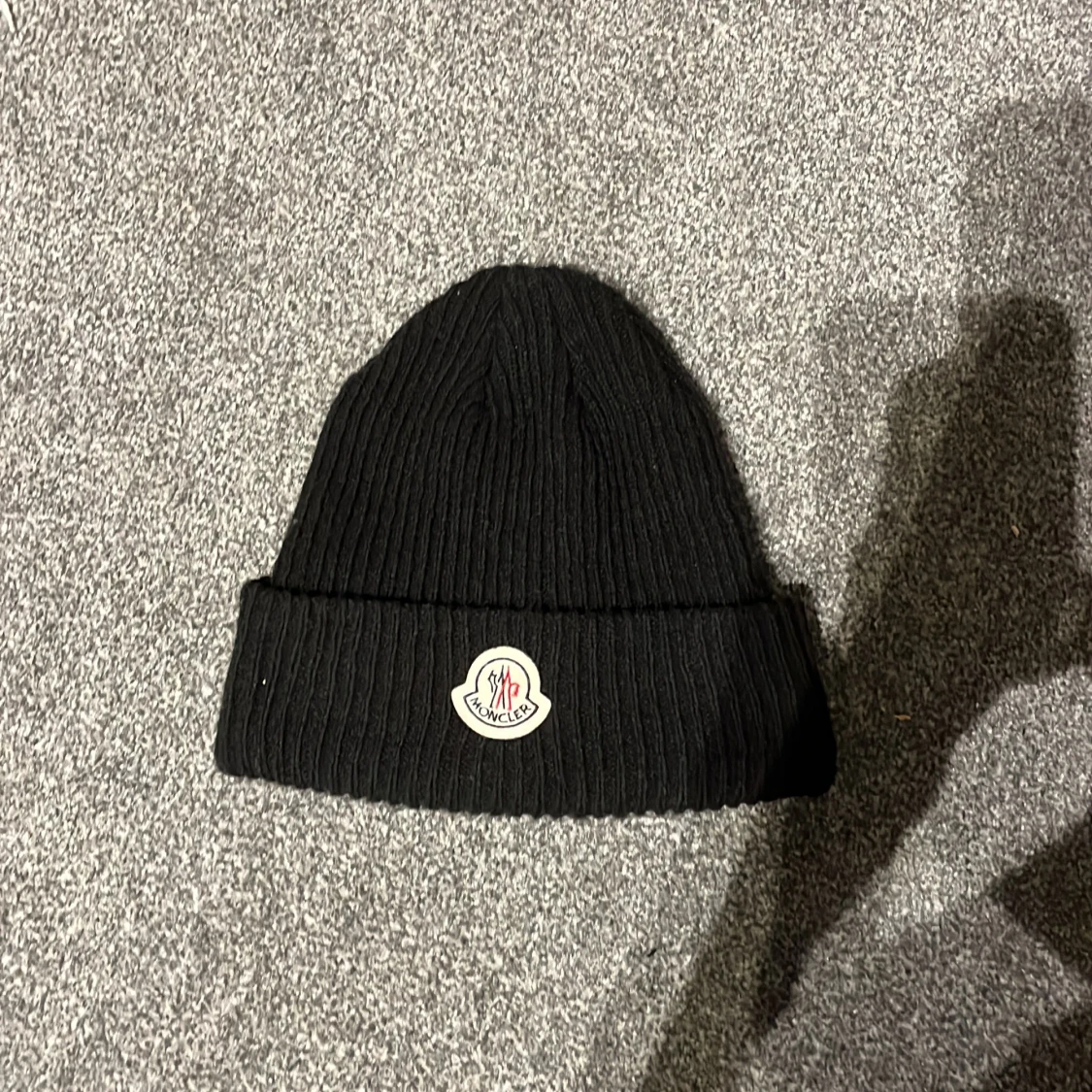 Svart ribbad Moncler mössa