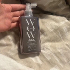 Color Wow Dream Coat för lockigt hår - Color Wow Dream Coat för lockigt hår är en fuktgivande mist som hjälper till att skapa perfekta, frizzfria lockar. Köptes för 409kr, helt oanvänd, möts upp i Stockholm, köparen står för frakten.💕