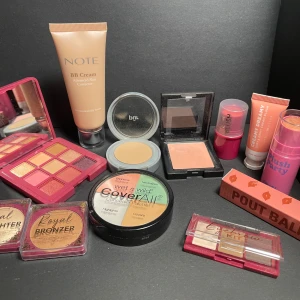Sminkpaket med paletter och BB-cream - Stort sminkpaket med BB-cream från NOTE, concealerpalett från Wet n Wild, puder från bnl, ögonskuggspalett i rosa och guld, Royal Bronzer och Highlighter från Essence, flera rouge i stick och krämform, ögonbrynskit med vax och puder, samt Pout Balm. Perfekt för dig som gillar att experimentera med färg och glow. Kan sälja separat också skriva om du är intresserad eller har frågor