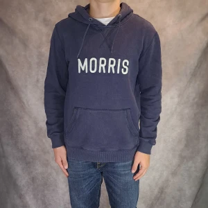 Marinblå Morris Hoodie - Stl M - | Snygg Hoodie från Morris! | Fint skick: 8,5/10, lätt urtvättad, inga andra defekter | Stl: M, Modellen på bilden är 175cm lång |