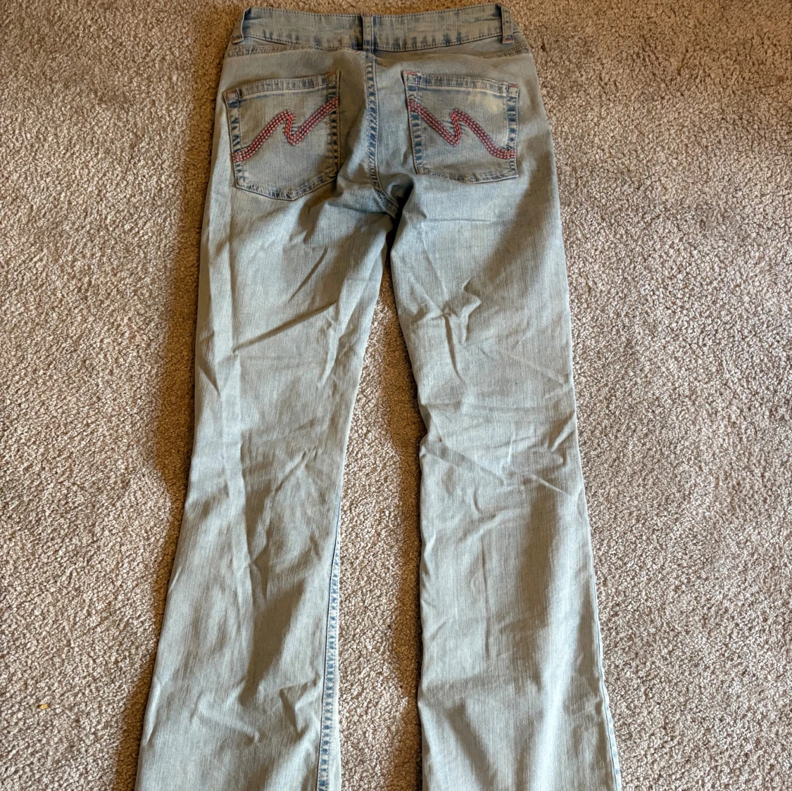 Bootcut jeans med slitningar - 1