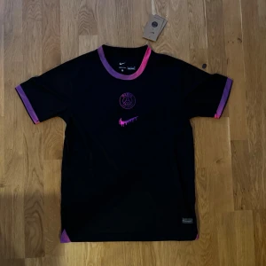Psg jersey - Säljer denna psg tröjan då den aldrig blivit använd | skick: 10/10 aldrig använd | storlek S | skriv vid frågor och funderingar! | skickar inom 24h📦