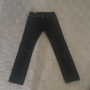 Svarta Levi's 501 Premium jeans W30 L32 - Svarta Levi's 501 Premium jeans med rakform. Stilrena jeans, hör av er om ni har några frågor? 