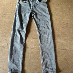 Ljusblå skinny jeans från Perfect - Säljer ett par ljusblå skinny jeans från Perfect med klassisk femficksdesign och skinny/fit-passform. Jeansen har bälteshällor, knapp och dragkedja framtill samt raka bakfickor. Perfekt för dig som gillar smalare siluett och ljus denim.