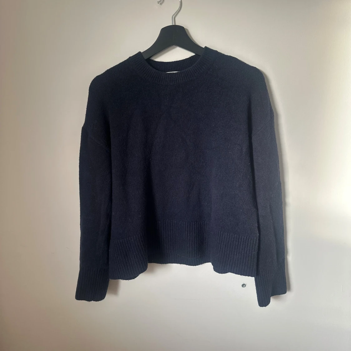 Mörkblå stickad tröja & Other Stories