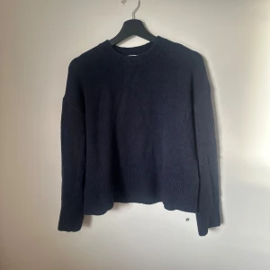 Mörkblå stickad tröja & Other Stories - Mysig mörkblå stickad tröja från & Other Stories i storlek S använd cirka 2 gånger🥰