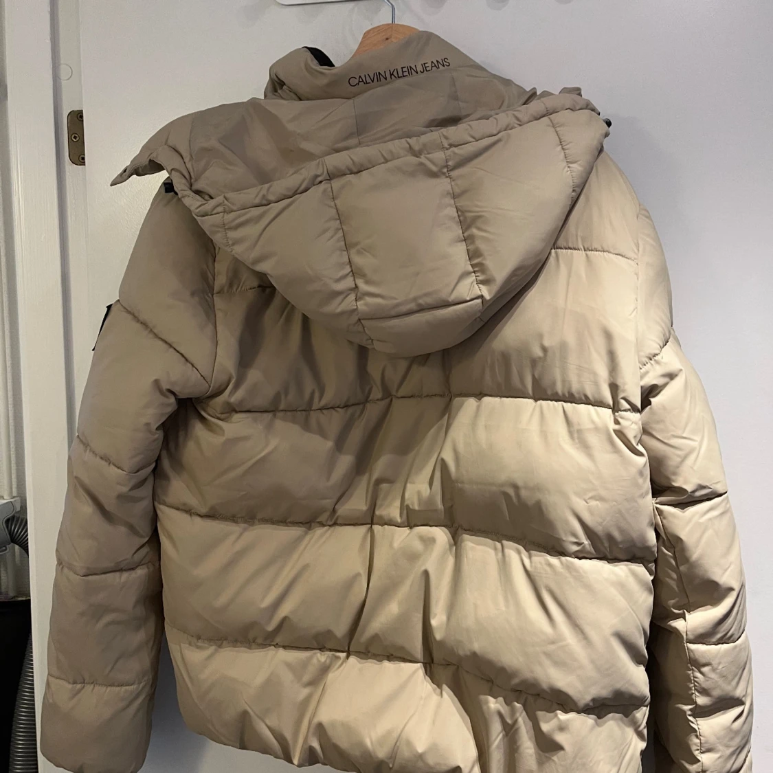 Beige pufferjacka från Calvin Klein Jeans - 1