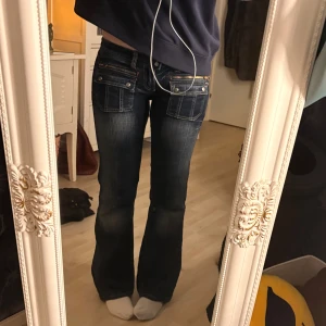 Mörkblå bootcut jeans med fickdetaljer - Snygga 2000-tals lågmidjade bootcut jeans, storlek 27;32