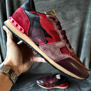 Valentino rockrunner skor - Valentino rockrunners | originalstorlek: 42, sitter ofta som 43, fråga om innermått vid osäkerhet | ingår: endast skorna