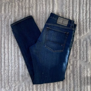 Mörkblå jeans från Hilfiger W32/L32 - Tommy Hilfiger Jeans med lite stretchy material och slim fit | Storlek: 32/32 | Skick: Utmärkt 