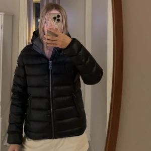 Colmar jacka - Säljer en svart dunjacka från Colmar! I väldigt bra skick nästan som ny, inga defekter överhuvudtaget! 