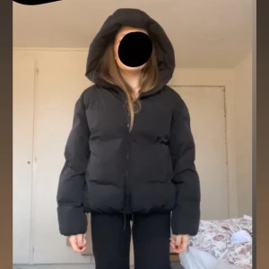 Vinter jacka  - Säljer en ny vinter jacka med prislapp kvar! Storlek S. Säljer den för 450kr + frakt!