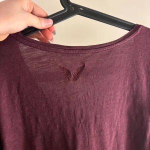 Vinröd topp - Super söt vinröd topp med en fjäril bak i nacken, super söt detalj 💕