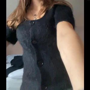 COS Kofta - Eftertraktad COS kofta i XS! Använd fåtal gånger. Säljer en likadan i beige färg!😊🥰