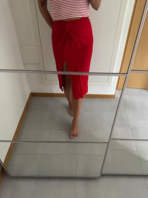 Röd kjol med knyt från H&M - Jul röd kjol med draperad knut och slits framtill i linen blend, passar bra till julfest osv. ❤️