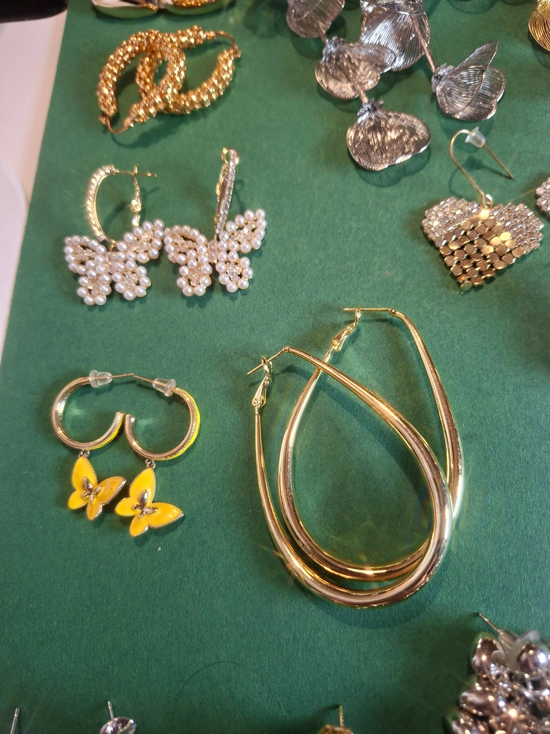 Mix av statement örhängen i guld & silver - 6