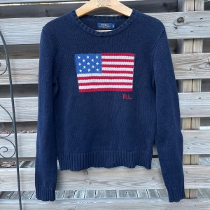 Ralph Lauren Dam USA Flagg tröja  - Riktigt snygg och eftertraktad usa tröja från Ralph Lauren. Damstorlek M. Mycket fint skick. Hör gärna av er vid funderingar eller tex om ni önskar mått🙌