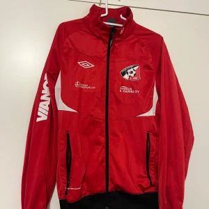 Verkkatakki S - Punainen ilmajoen kisailijoiden jalkapallon verkkatakki. Koko S. Kaikai n 50cm, pituus n 68cm. Eläintalous MMM, lisätietoja saa kysymällä Katsothan myös muut ilmoitukseni Tarjoa