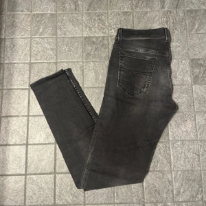 Svarta tiger of Sweden jeans - Tjena! Säljer ett par mörka TOS jeans. Storleken 30w 32l. Jeansen är endast ett fåtal gånger. Ny pris på jeansen är ca 1400 kr. Vårt pris är 399 kr. Hör av er vid frågor eller prisförslag!