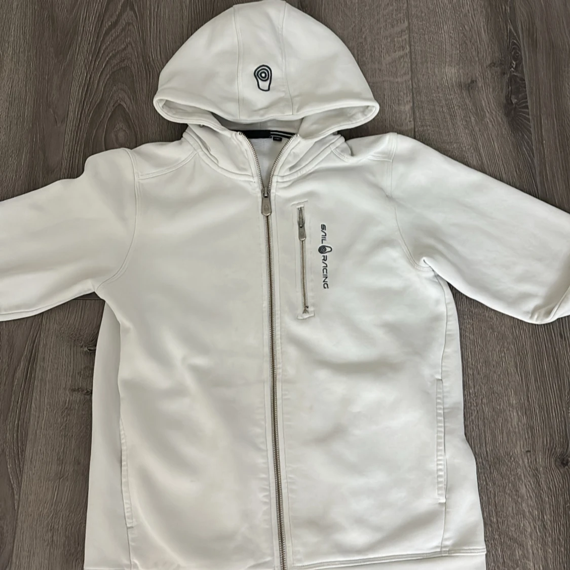 Vit vinhoodie från Sail Racing - 1