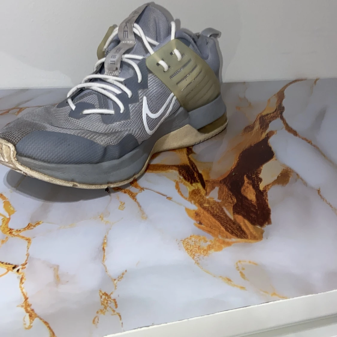 Grå Nike sneakers med vit swoosh - 1