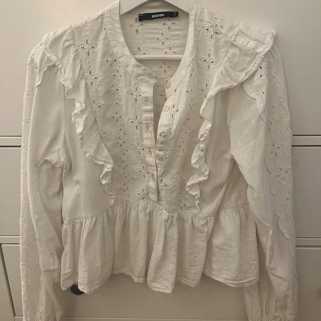 Vit broderad blus från Bik Bok - 1