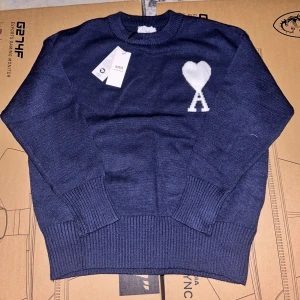 Mörkblå stickad tröja  - Jätte fin tröja som är mörkblå och har ett vitt märke vid sidan där framme. Den är jätte skön och ha på sig. Pris kan diskuteras