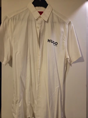HUGO skjorta strl M - Sparsamt använd Hugo Vacation skjorta. Se gärna andra annonser i min profil! Rökfritt hem