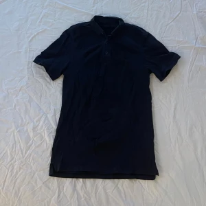 Pikétröja  - Mörkblå Peak performance pikétröja. Storlek S.