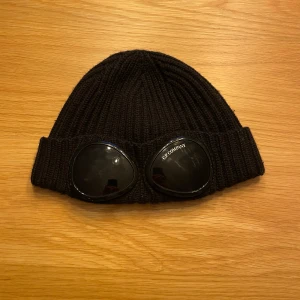 Svart C.P. Company mössa  - Svart mössa från C.P. Company 