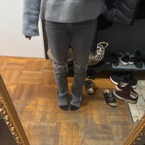 Gråa jeans med hål - Säljer dessa eftersom jag växt ur dom! Dom är sköna men kan vara lite tighta, de är highrise med hål på knä- och snitt längst ner. Är 160 lång :) storlek 34.