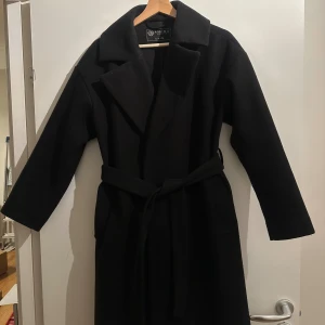 Svart kappa  - Jackan är i fint skick och stabilt material. Är i storlek 36 men funkar även för 38. Kan skicka bild i chatten om man vill se hur den ser ut på. 