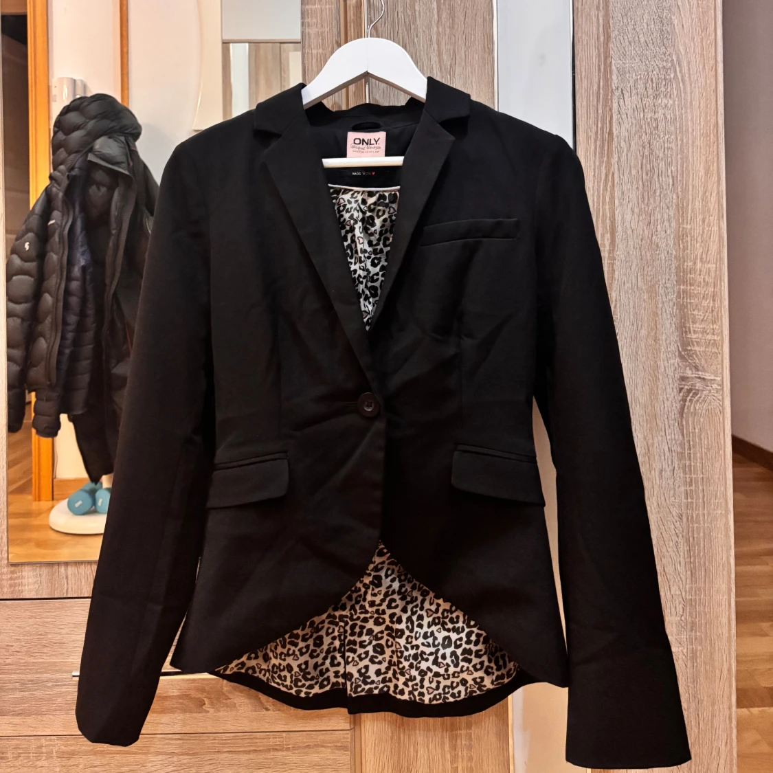 Svart kavaj med leopard mönster 