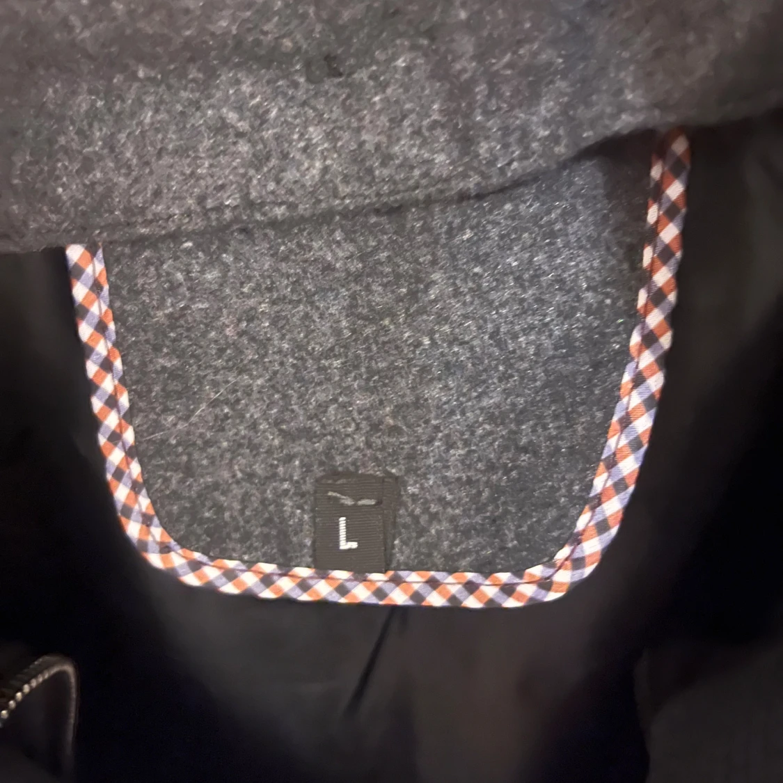 Mörkgrå rock med snygga detaljer - 1