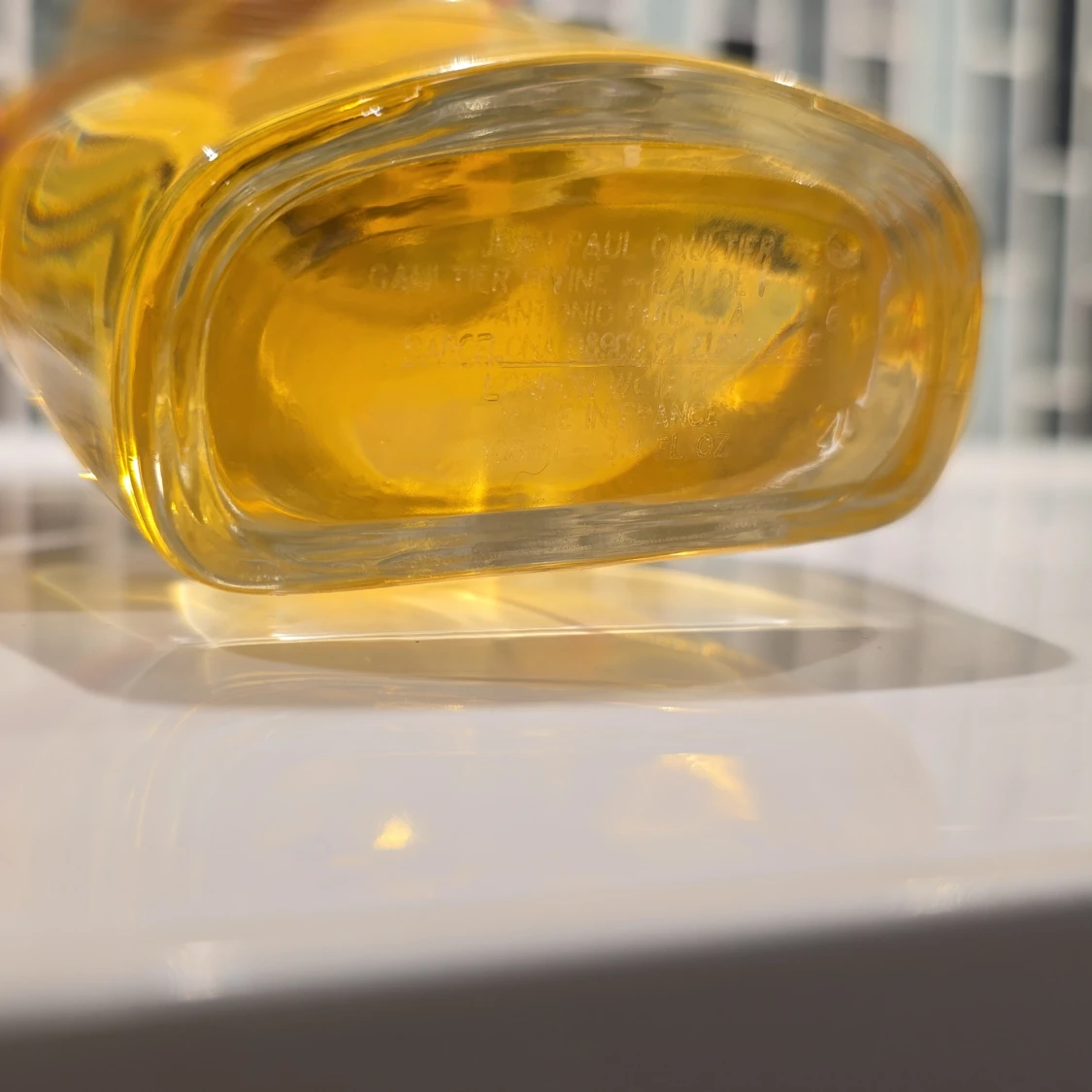 Ikonisk parfymflaska i guld - 2