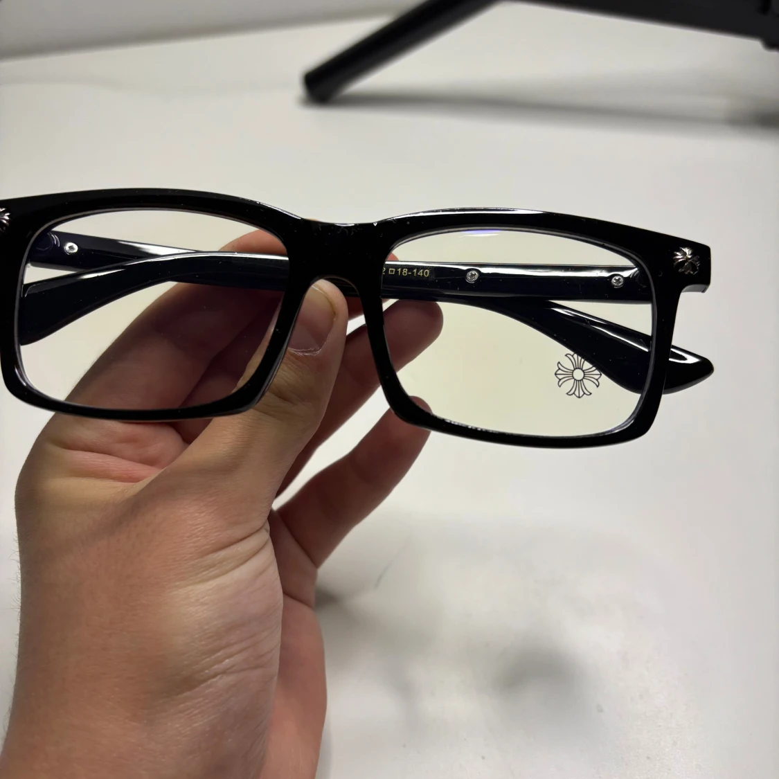 Svarta rektangulära glasögon med blommig detalj - 2