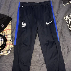 Nike Dri-Fit FFF träningsbyxor - Nike Dri-fit mjukis byxor med FFF-loggan för franska landslaget. storlek small och väldigt bra skick, skicka ett meddelande för mer information om du är intresserad.