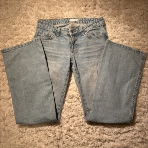 Ljusblå bootcut jeans från Gina Tricot - Snygga ljusblå jeans från Gina Tricot med bootcut passform och låg midja. Jeansen har bortklippta detaljer vid bakfickorna. Är själv 173 och säljer då jeansen är för korta! Skriv vid intresse💕 pris kan diskuteras!✨