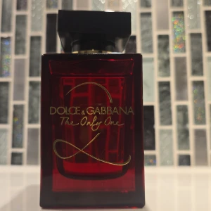 Dolce & Gabbana The Only One - Stilren parfym från Dolce & Gabbana, The Only One. Eau de Parfum, 100 ml. Tillverkad i Frankrike. Perfekt för dig som vill sticka ut med en ikonisk doft i snygg flaska.