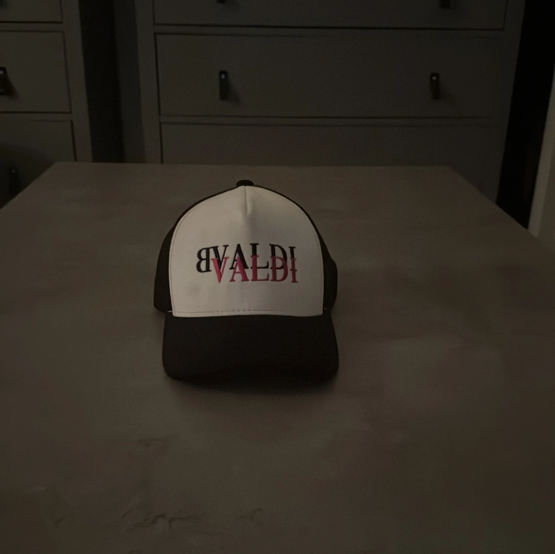 Svartvit keps från BVALDI