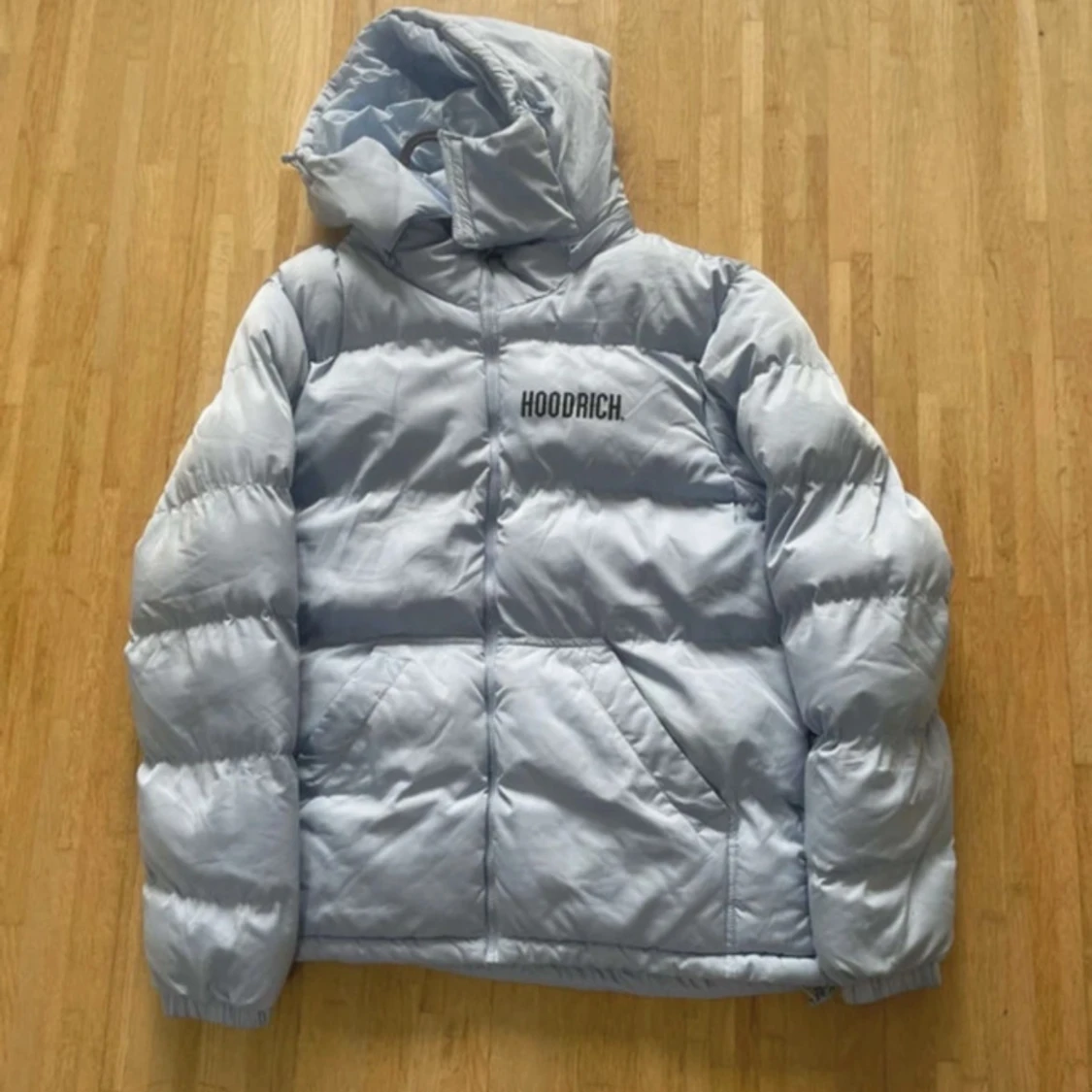 Ljusblå pufferjacka från Hoodrich