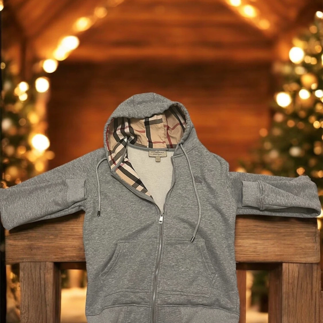 Grå hoodie från Burberry med dragkedja