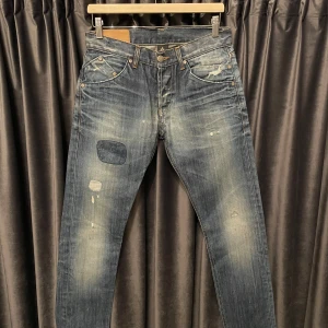 Dondup jeans - SLIM/STRAIGHT - Dondup jeans - skick 9/10, fint skick! - storlek w31, men passar w29, längd 32, alltså 29/32! - Modell Sam, SLIM/STRAIGHT - otroligt feta och eftertraktade jeans med schyssta slitningar och wash! Hör av er vid frågor🙌