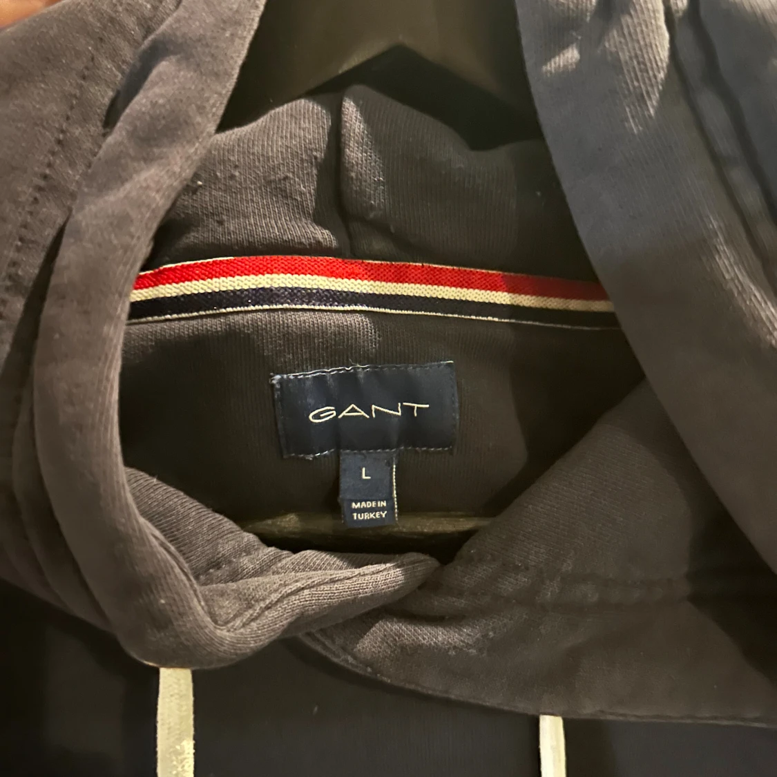 Mörkblå hoodie från GANT med tryck - 2