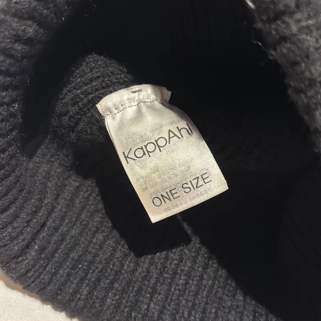 Svart ribbad mössa från KappAhl - 1