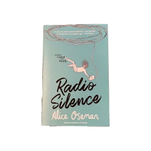 radio silence - radio silence - bok skriven av alice oseman | nypris är 189kr | språk: engelska - 496 sidor | skriv gärna till mig om du har några frågor <3