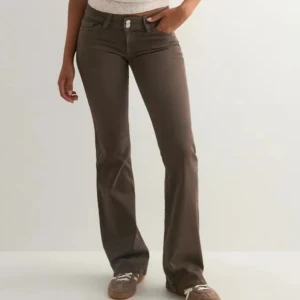 Bruna bootcut jeans - Snygga bruna jeans från Nelly. Väldigt trendiga och har den perfekta bruna färgen. De kostar 700kr som nya men säljer billigt för att inte ha använt dem. Kan skicka alla dagar så är snabb med att posta!!