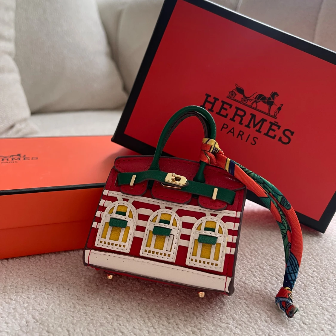 minihandväska med fönsterdetaljer